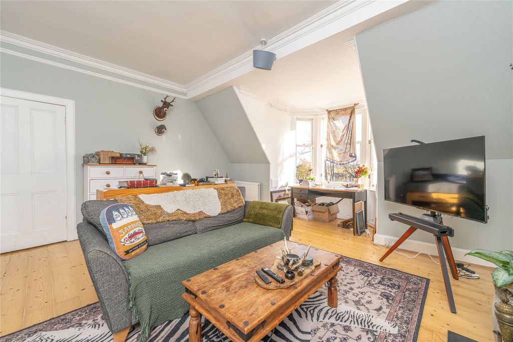 Property photo 3 of 19 Lounge Alt