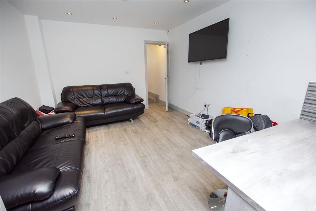 Property photo 1 of 17 Approach
