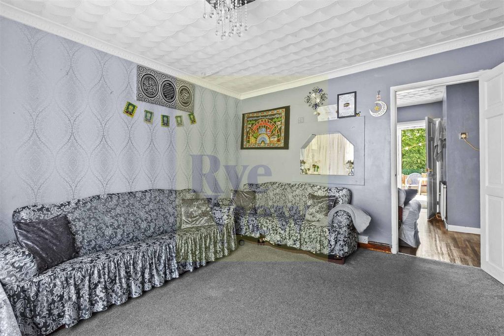 Property photo 3 of 13 56 Spearing Rd, Hp12 3Jr (Low Res)-5.Jpg