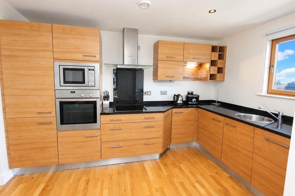 Property photo 2 of 9 Spacious Modern Kitchen With Integrated Appliances...