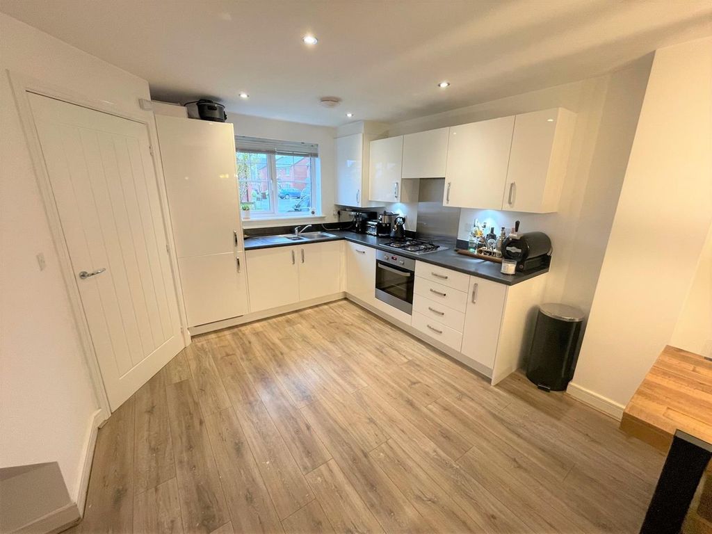 Property photo 3 of 11 Kitchen.Jpg