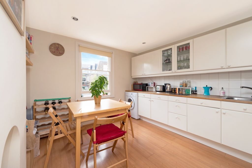 Property photo 3 of 10 Kitchen