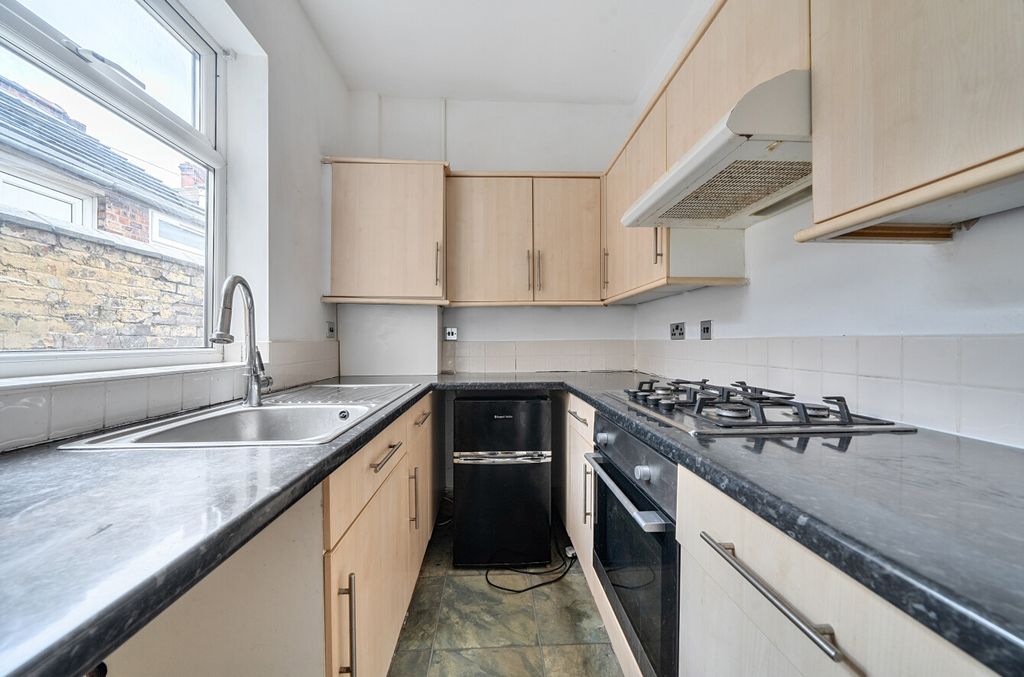 Property photo 2 of 16 1471181-11-6A22Ed...