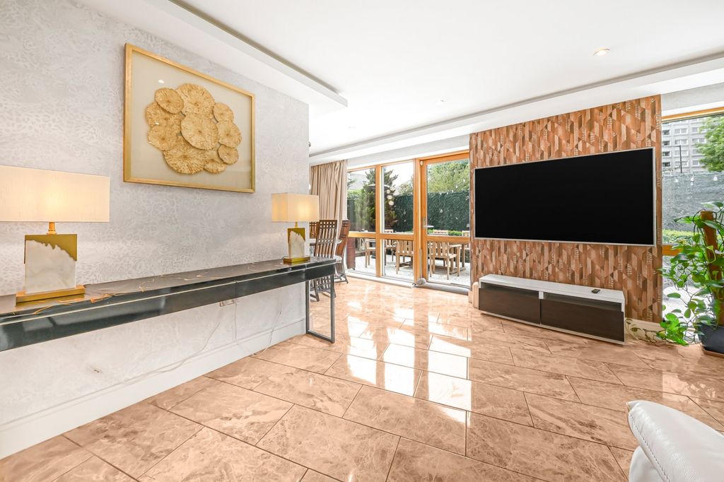 Property photo 3 of 15 Reception
