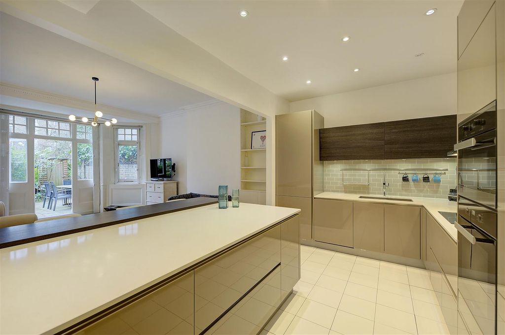 Property photo 1 of 6 11 At 63 T0 65 Hamilton Terrace 1596 Kit Rec.Jpg