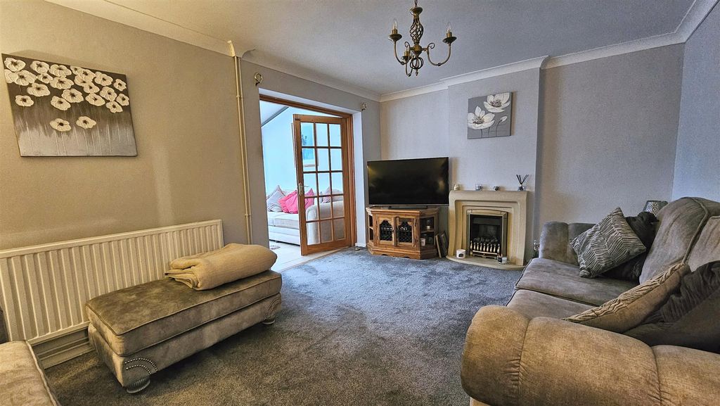 Property photo 3 of 11 Lounge