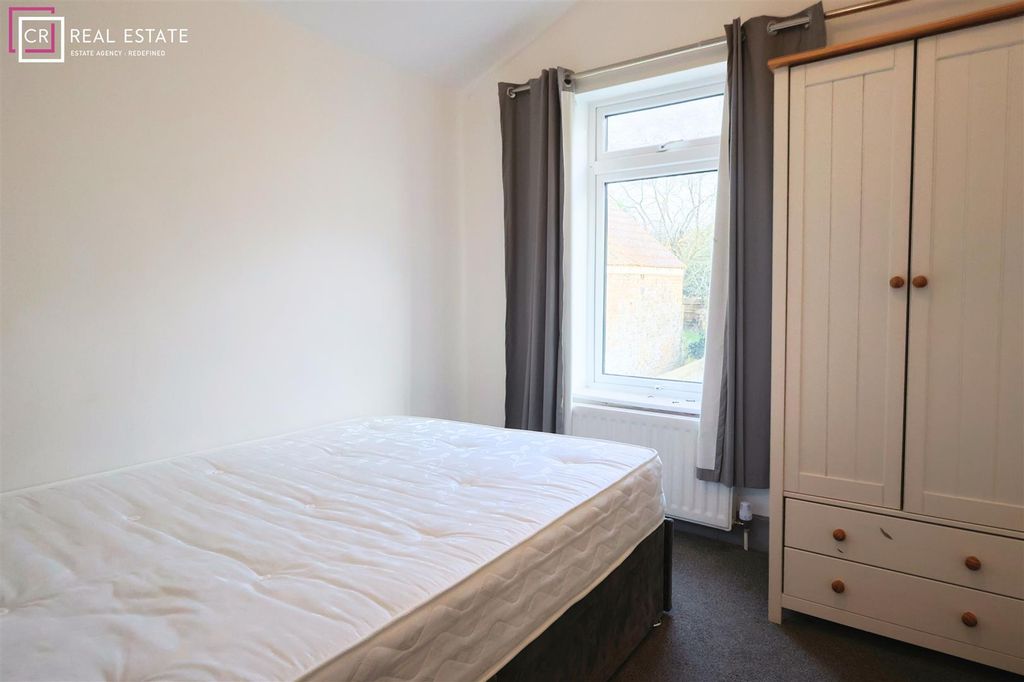 Property photo 2 of 7 Bedroom