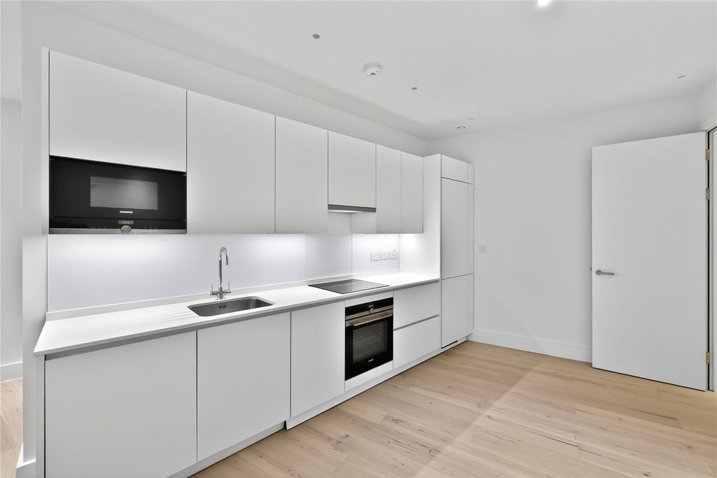 Property photo 3 of 20 Reception/Kitchen