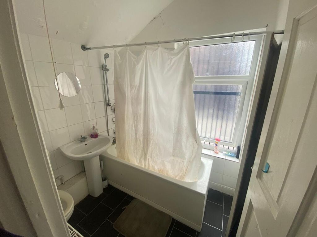 Property photo 2 of 8 Bathroom
