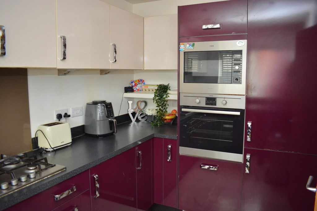 Property photo 3 of 11 Kitchen