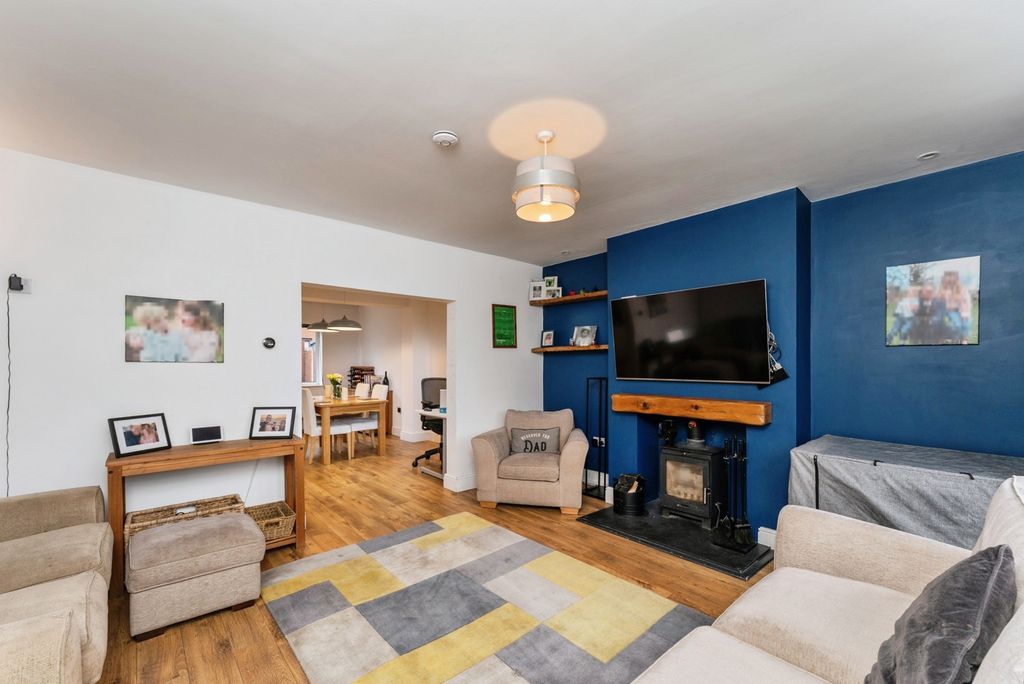 Property photo 3 of 17 Lounge