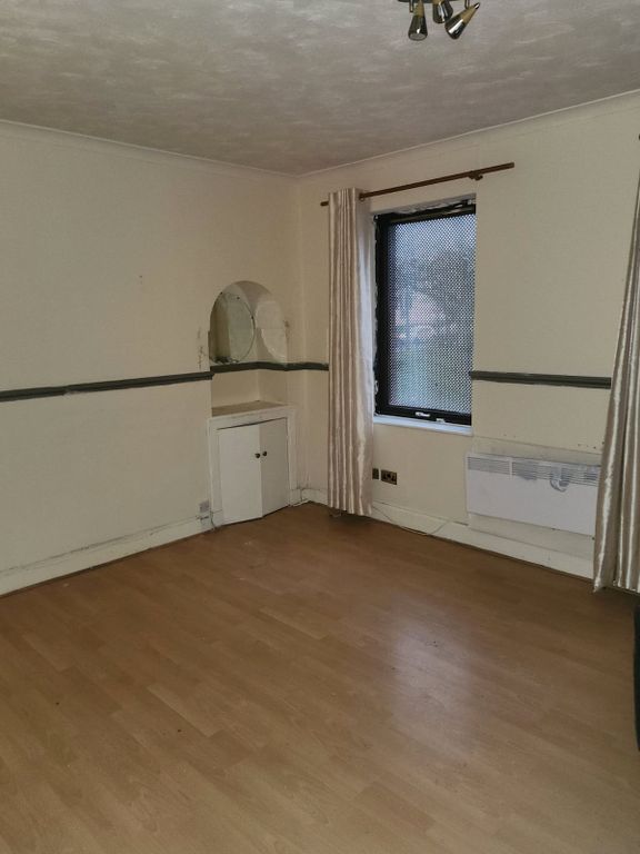 Property photo 3 of 6 Bedroom