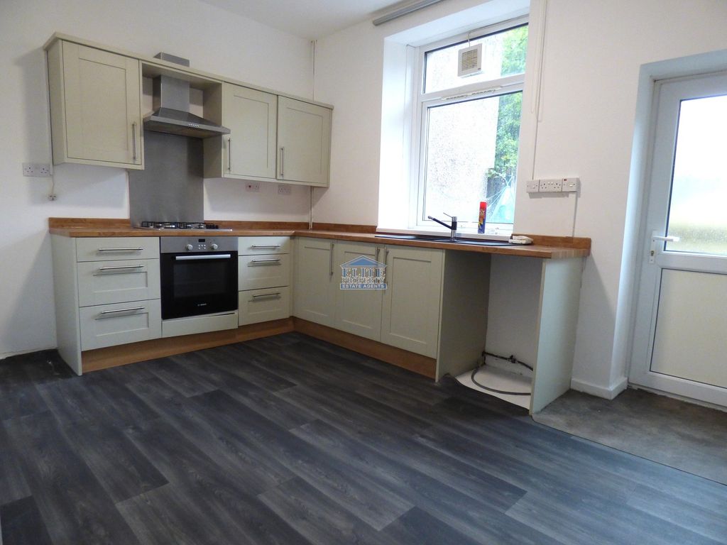 Property photo 3 of 8 Kitchen