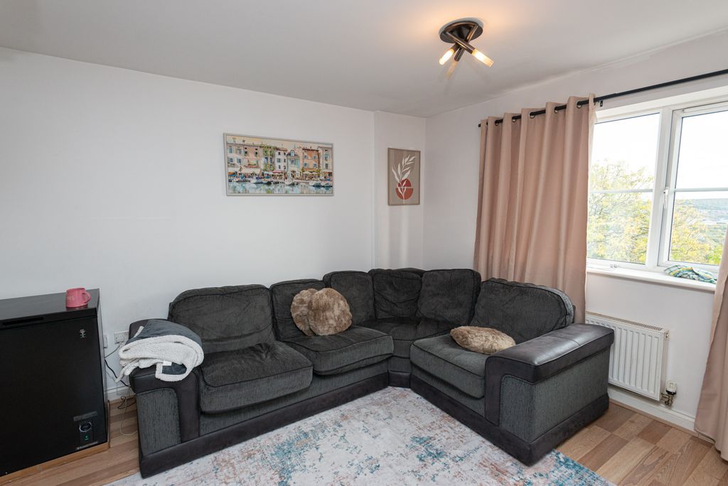 Property photo 3 of 28