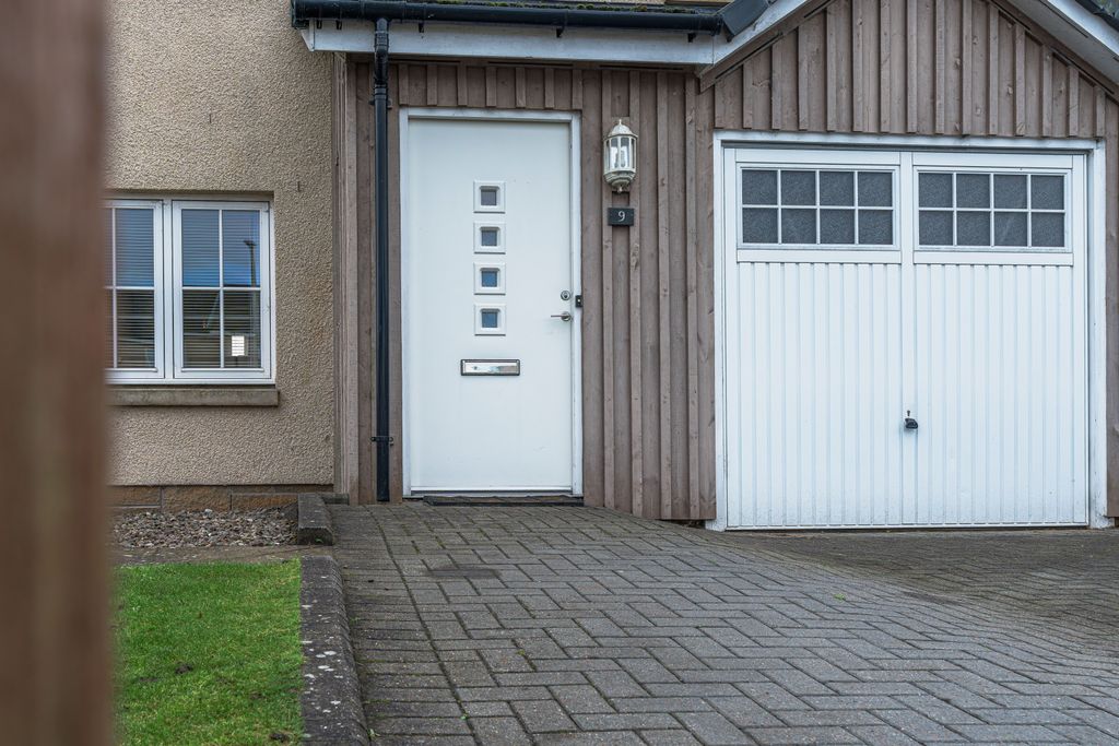 Property photo 2 of 33