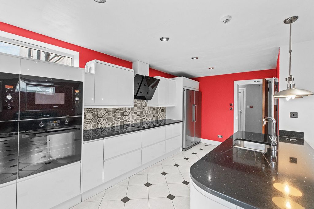 Property photo 3 of 24