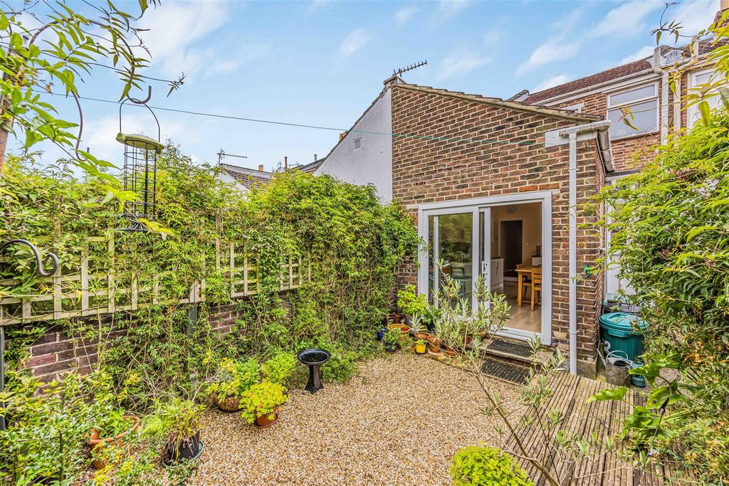 Property photo 2 of 15 132 Eastfield Road, Southsea-Small-Porticomarketin
