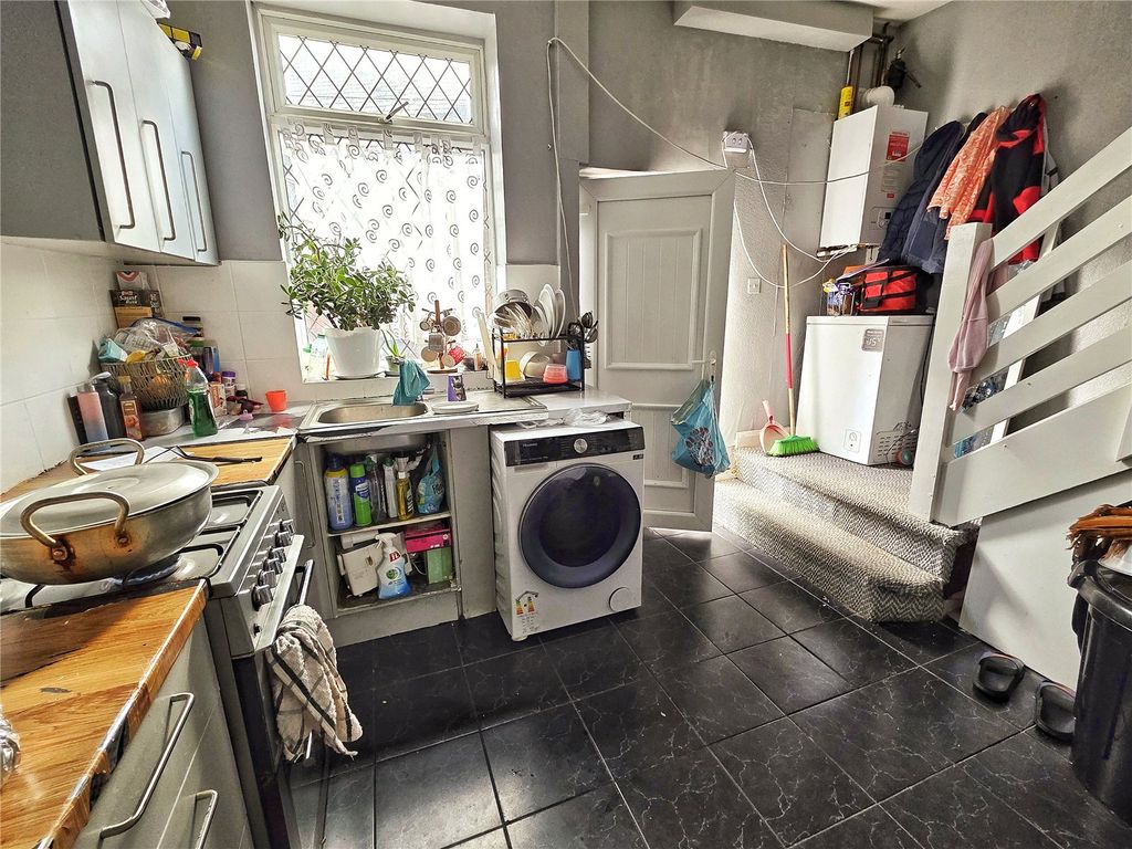 Property photo 3 of 8 Kitchen