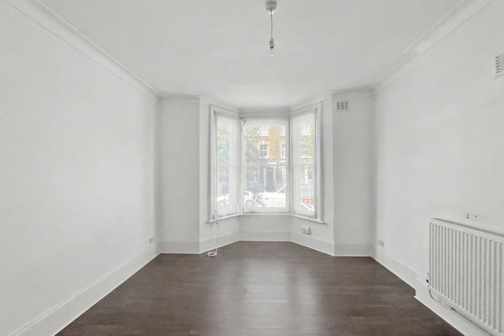 Property photo 2 of 7 84B Cathnor Road, Shepherds Bush, London W12 9Ja