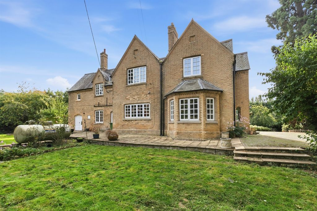 Property photo 2 of 34