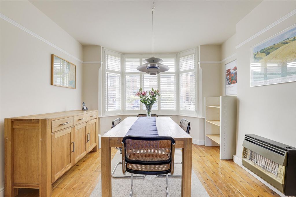 Property photo 3 of 21 10894.Jpg