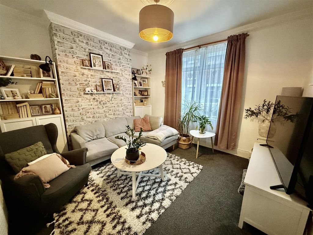 Property photo 2 of 12 Lounge