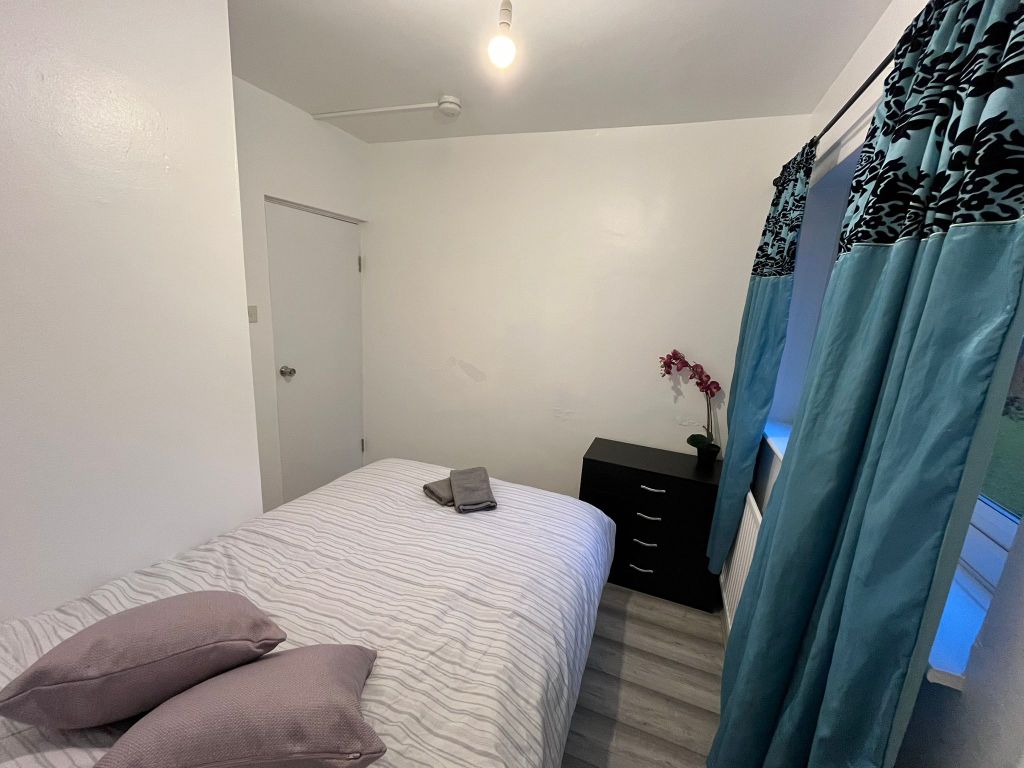 Property photo 2 of 9 Room 5- £950 Available From 01/10/2025