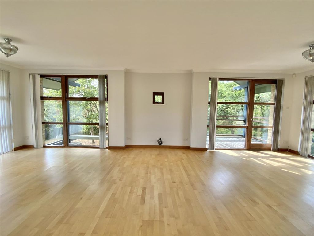 Property photo 3 of 21 Living Room