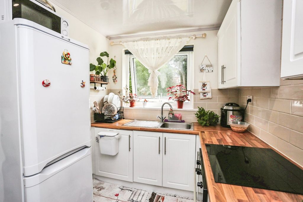 Property photo 2 of 8 Picture No. 11