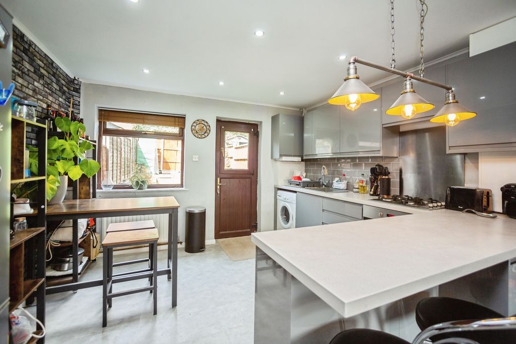 Property photo 2 of 15 Kitchen/Breakfast