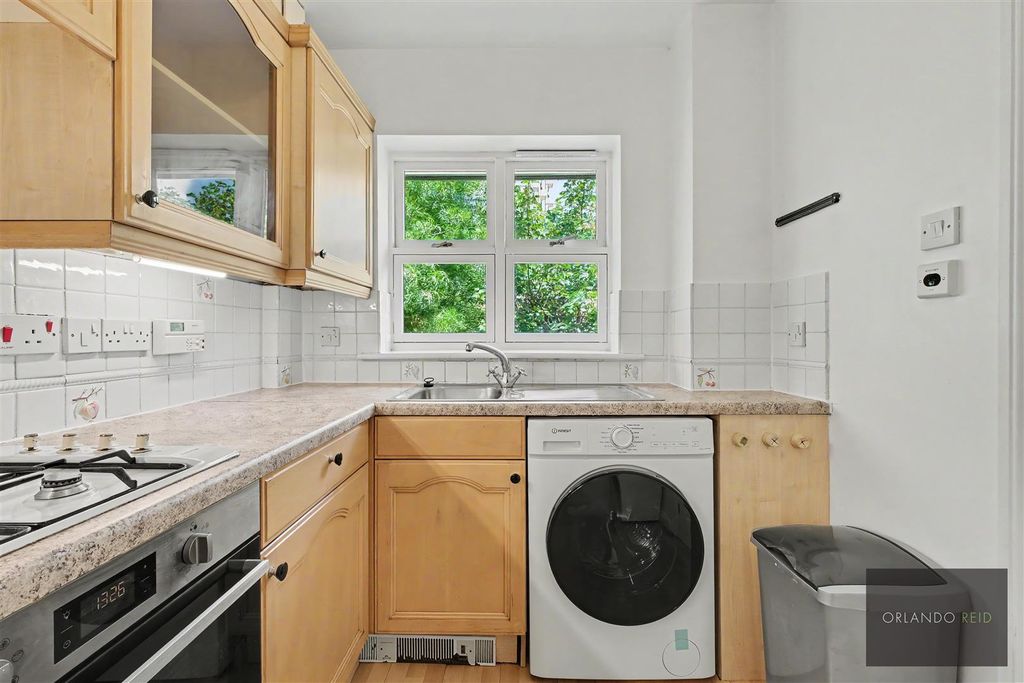 Property photo 3 of 12 18 Bakery Close Sw9 0Eb-8.Jpg