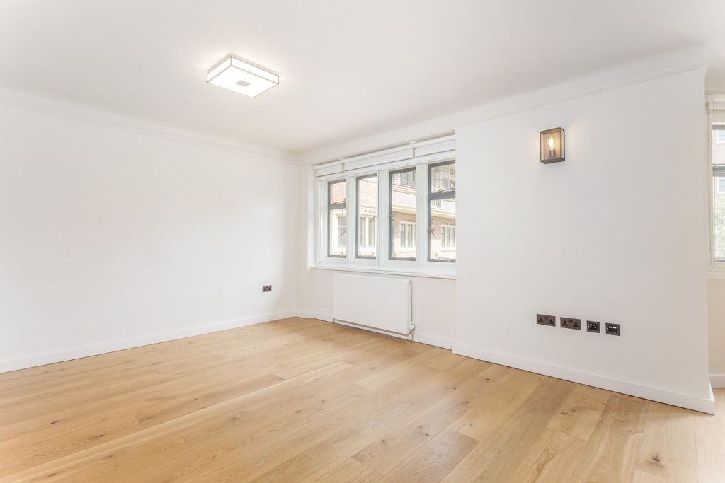Property photo 2 of 12 Sitting Room