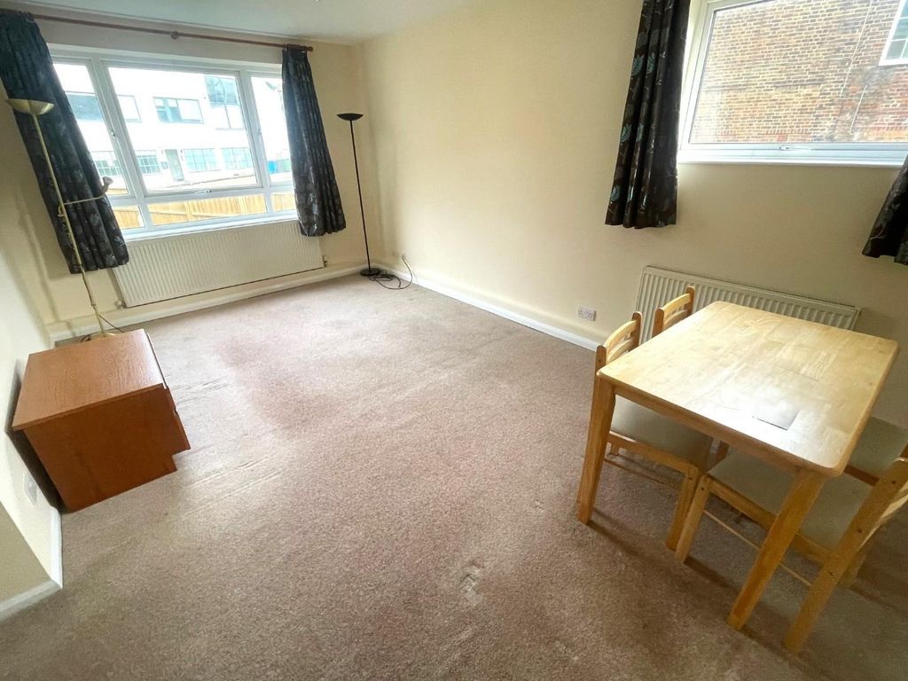 Property photo 3 of 14 Living (1).Jpg