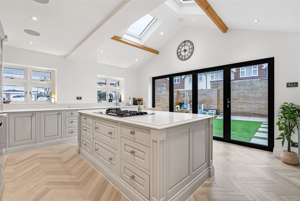 Property photo 1 of 32