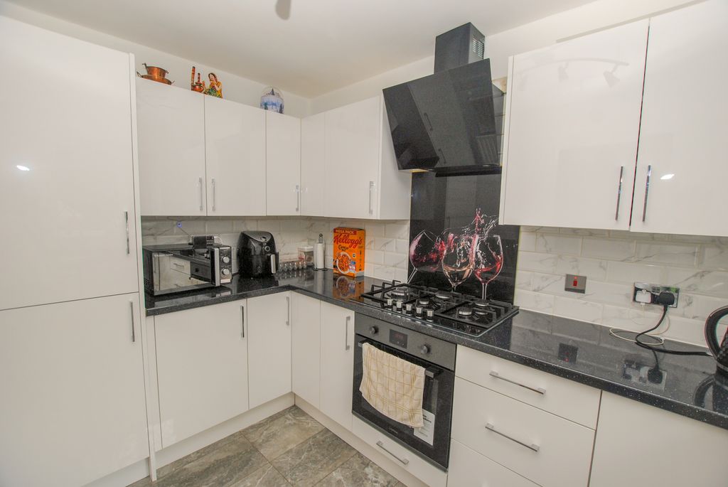 Property photo 3 of 12 Kichen