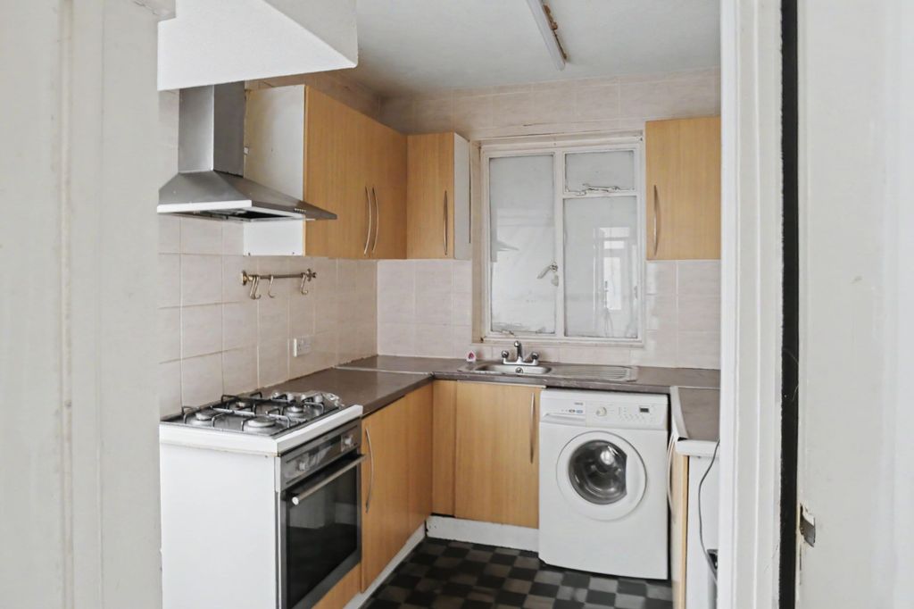 Property photo 2 of 16 40 Grittleton Avenue, Wembley, Ha9 6Nt