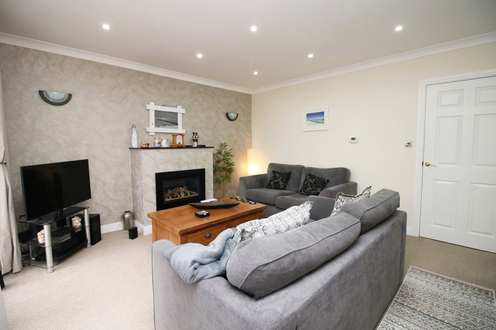 Property photo 2 of 27