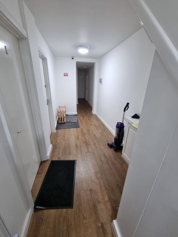 Property photo 2 of 10 Hallway