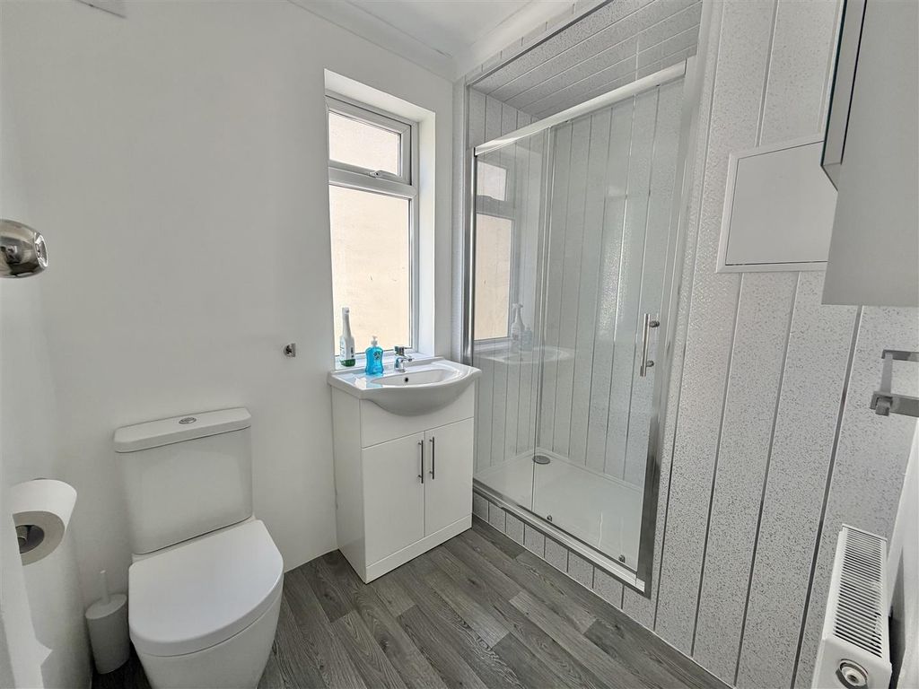 Property photo 3 of 19 Shower Room