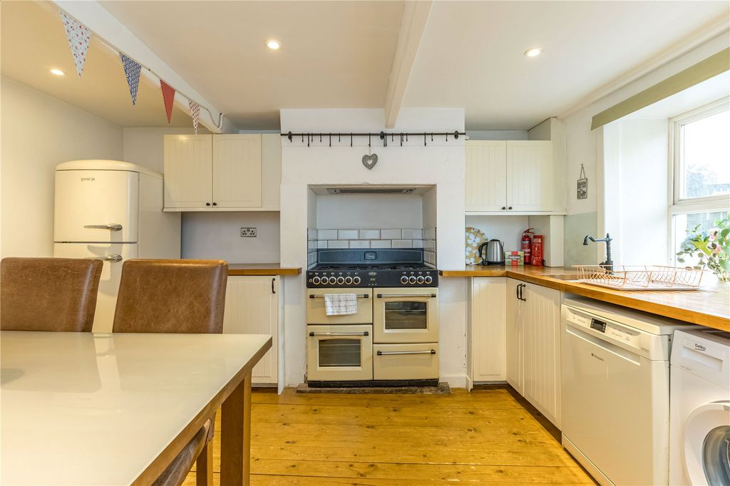 Property photo 3 of 19 Dining Kitchen