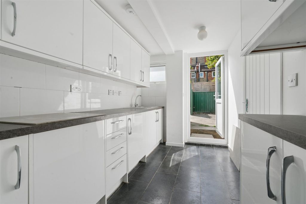 Property photo 1 of 20 41 Gilbey Road, London Kitchen 1.Jpg
