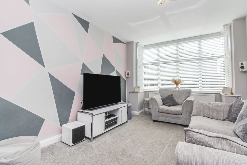 Property photo 3 of 18 Lounge