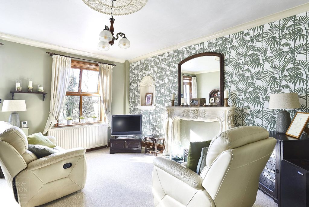 Property photo 2 of 17 Lounge