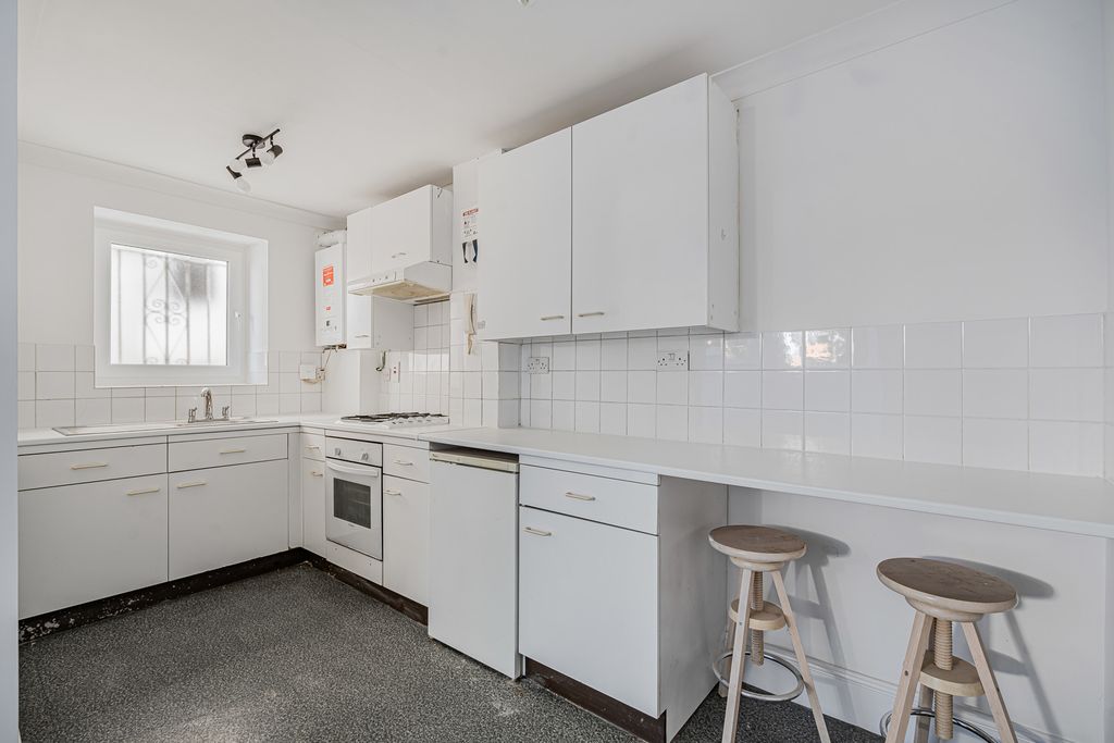 Property photo 3 of 11 Kitchen