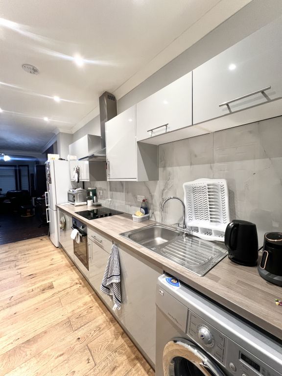 Property photo 2 of 11 Kitchen