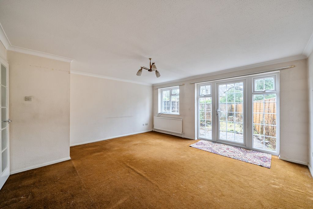 Property photo 3 of 16 1400040-18-696A69...