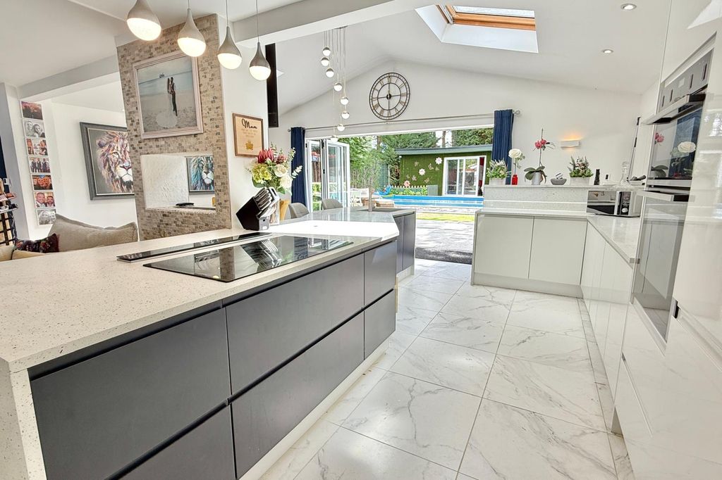 Property photo 1 of 38 4 Bedroom Detached Bungalow