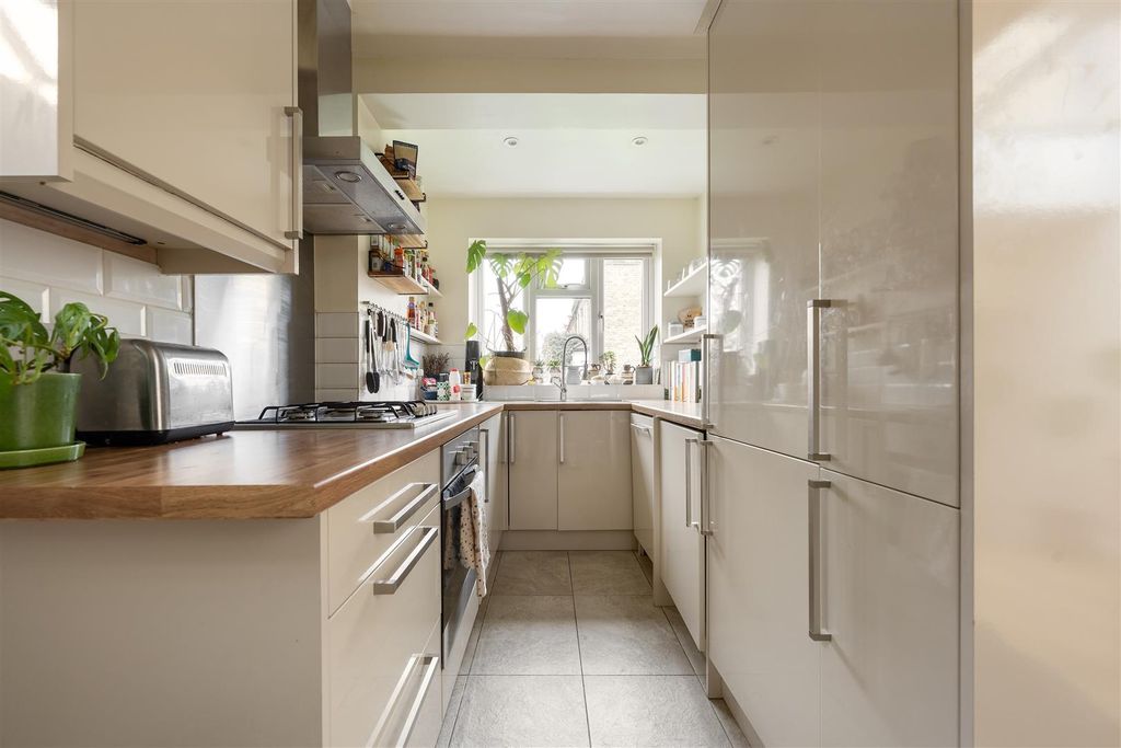 Property photo 2 of 18 Lytton Road, E11