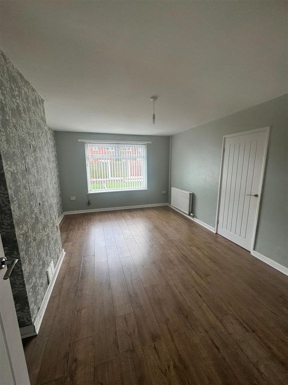 Property photo 3 of 14 Lounge