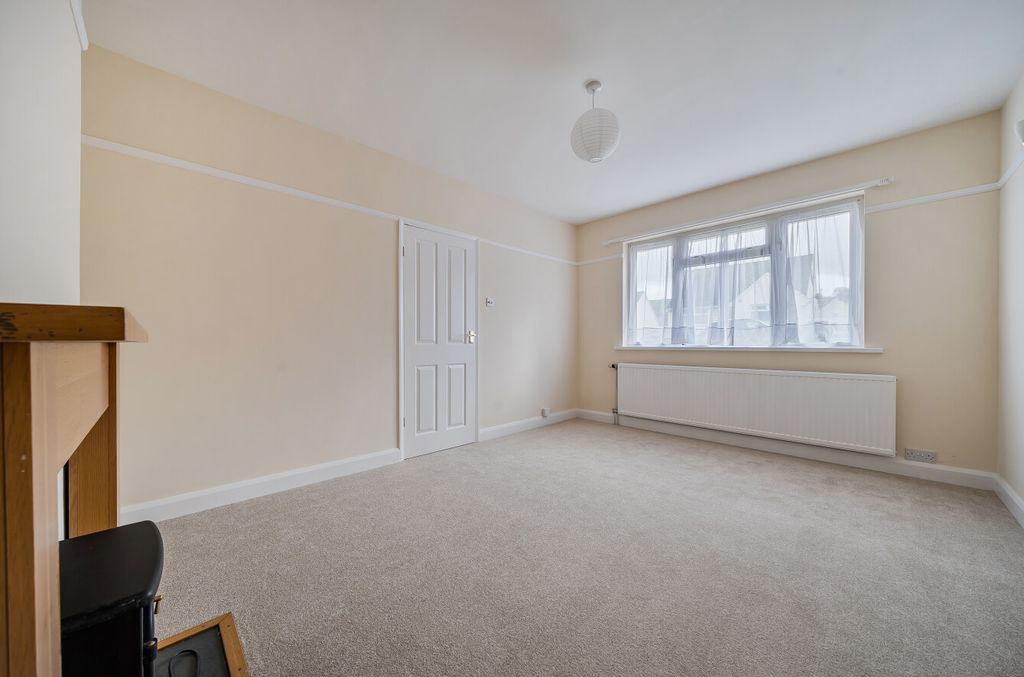 Property photo 2 of 19 2 - 1388406-20-693Aa9...